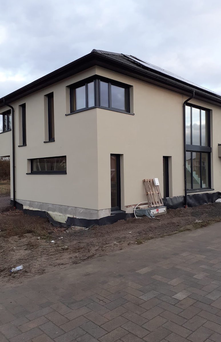 Neues zweistöckiges Einfamilienhaus mit großen Fenstern